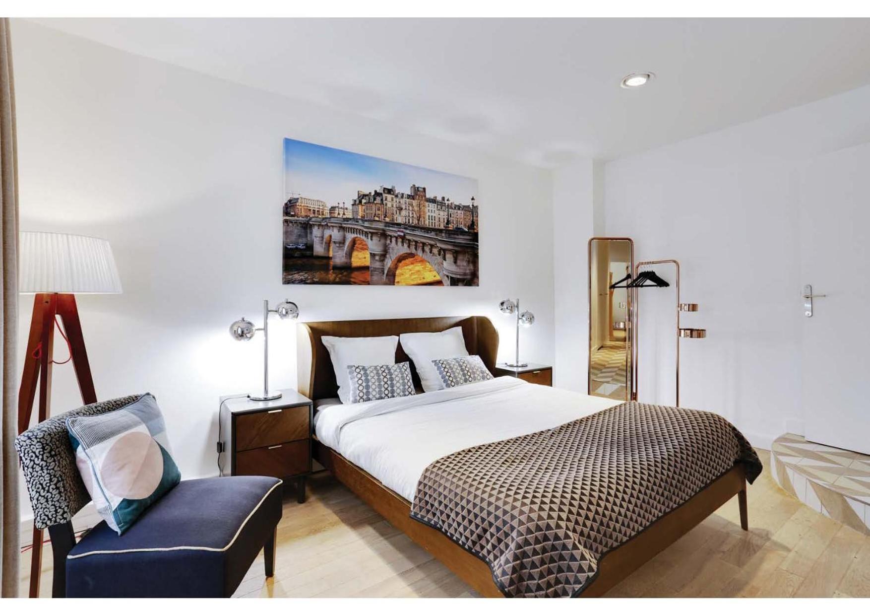 Centre - At Apartment *